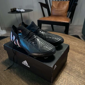 Fotbolls skor Adidas Predator - Fotbollsskor Adidas Predator  Storlek 42 Skick 8/10 Nypris 2349kr Mitt pris 699kr 