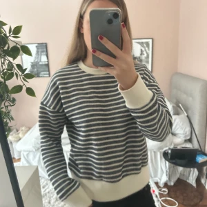 Randig tröja  - Säljer min supermjuka randiga tröja från zara! Har endast använt den en gång. Den är i storlek L men passar mig som är s/m.