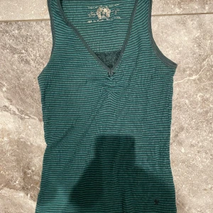 Linne stl.S - Långt linne i grön färg. Säljs pga garderobrensning. Kika gärna på mina andra annonser, säljer mycket. Samfraktar gärna:) 