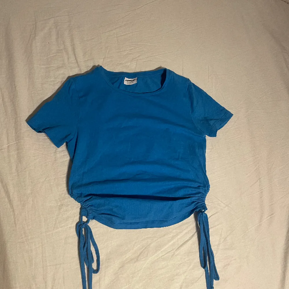 Säljer denna blå T-shirt med coola sidor kommer ej ihåg vattniga köpte ifrån. T-shirts.