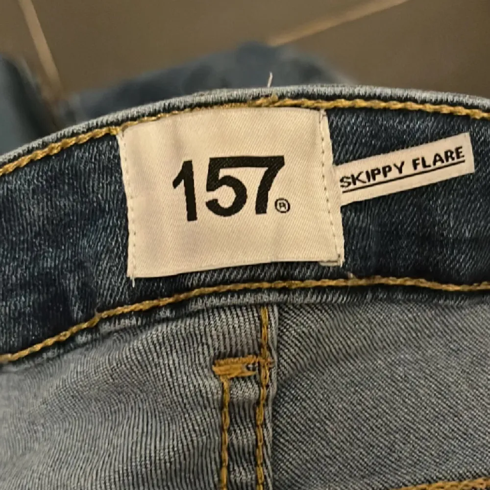 Säljer mina Jeans ifrån lager 157 då dom är för små för mig.De är sparsamt använda och har inga defekter.Original pris är 150kr.. Jeans & Byxor.