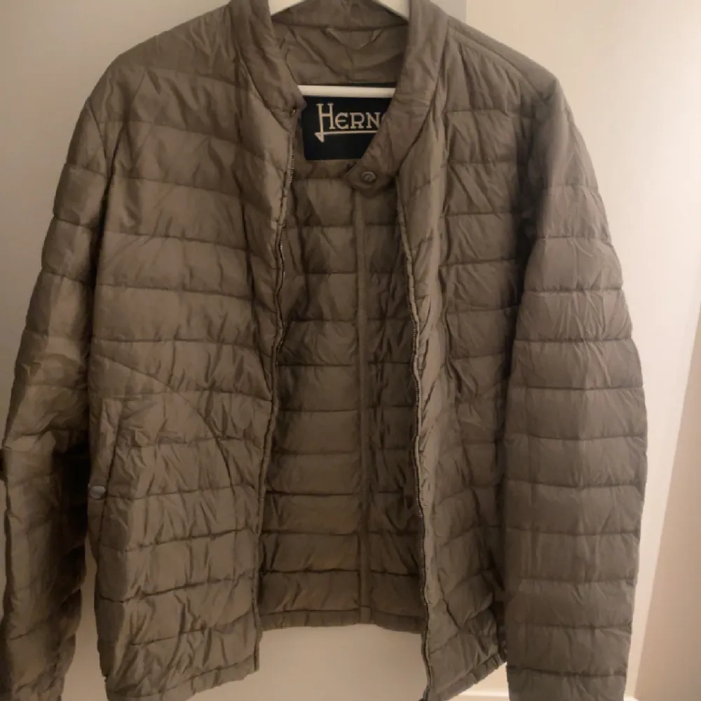 Säljer denna Herno jacka som är grön/beige. Passar S/M (på första bilden har jag vikt upp ärmarna)🥰. Jackor.
