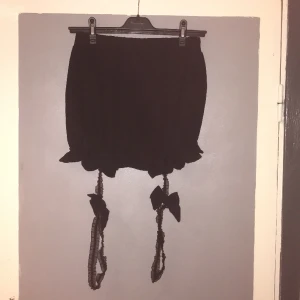 Burlesk shorts med påsatta strumpeband L/42/44 - Oanvända. I stretchigt material med resår i midjan varför inte så kinkigt med dina mått. Strumpebanden stretchiga men går ta in göra kortare, smalare. Rosett upptill vid resår i benen. Omkrets midja 76-98 cm, omkrets höft 120-138, omkr ben 58-80 cm