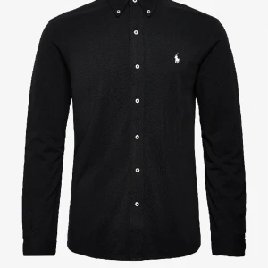 ralph lauren skjorta - helt ny, aldrig använd, lappen sitter kvar, säljer då den är för stor och kan ej lämna tillbaka då jag ej hittar kvitto. Skicka privat meddelande för egna bilder. Säljs för 1200 (nypris 1600). Pris går att diskuteras💓💓  