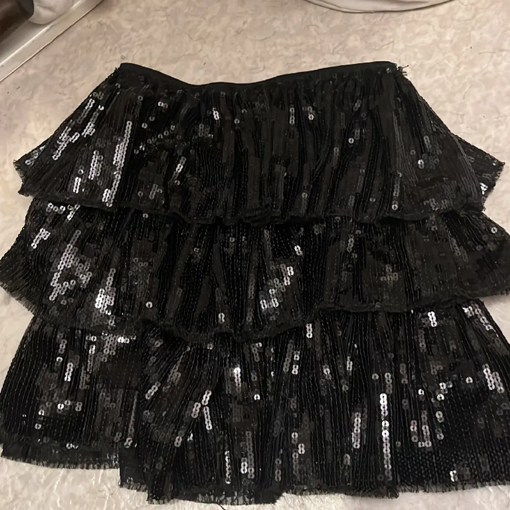 Superfin glittrig kjol från zara barn🥰sällan använd och inte särskilt sliten Kommer it riktigt ihåg vad den köptes för men tror typ 250❣️stl 164 i barnstorlek så motsvarar ca xs s👍 köparen betalar för frakt. Kjolar.