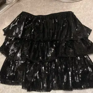 Superfin glittrig kjol från zara barn🥰sällan använd och inte särskilt sliten Kommer it riktigt ihåg vad den köptes för men tror typ 250❣️stl 164 i barnstorlek så motsvarar ca xs s👍 köparen betalar för frakt