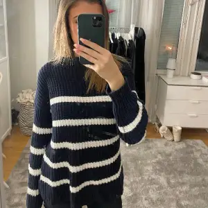 Så snygg oversized stickad tröja! Storlek L men sitter snyggt oversized på mig som vanligtvis bär S💘 använd gärna köp nu!🛍️💕