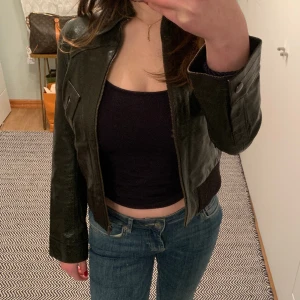 Läderjacka - Säljer denna fina croppde glansiga läderjacka från hm divided 💕