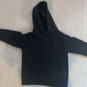 En svart ralph lauren hoodie som är i hyfsat gott skick. Säljer för den är för liten. Passar för personer som har storlek 140-152.