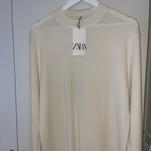 Ny zara tröja  - Säljes min zara tröja med krage som har etikett på. Helt ny. Säljes pågå fel storlek. Fin material och passar alla tillfällen. 