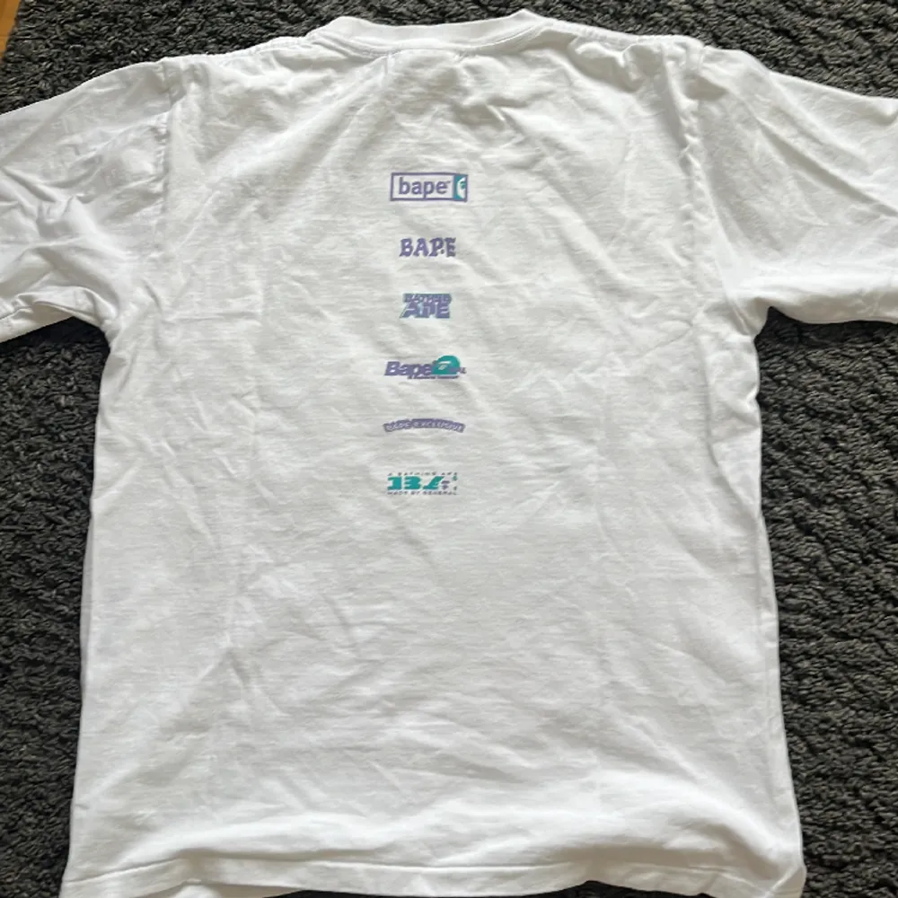 Snygg t-shirt från Bape, köptes i milano.  Knappaste använd och i topskick,  Kontakta för mer info. T-shirts.