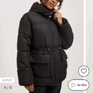 Jacka  - Säljer denna fina jacka köpt från Nelly. Stl S. Aldrig använd 