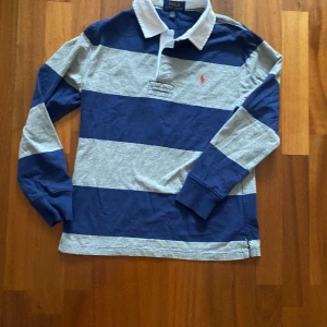 Polo Ralph lauren pike långärmad  - Tjena säljer denna Ralph lauren tröja k mycket fint skick då den aldrig andvänds längre köpt för 800 hör av er vid frågor!!