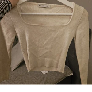 Stickad topp - Stickad topp med trekvartsärm. Tight & croppad passform. Knappt använd, bra skick