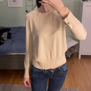 Beige Tröja - Säljer dessa pga att den inte används, original pris: 400, säljer för 110 inkl frakt 📦 Storlek: M! Kom priv för frågor 🪽
