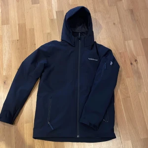 Peak performance skidjacka  - Modell maroon jacket. Strorlek 170.  Jackan är en skidjacka med snölås och liftkortsficka. Utöver det är den i topp skick skulle jag säga.