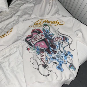 Ed Hardy  - Säljer denna jättefina ed Hardy tröja som tyvärr inte har kommit till så mycket användning, den är i väldigt fint skick. Skulle säga att den är i storlek Xs-s🥰🥰