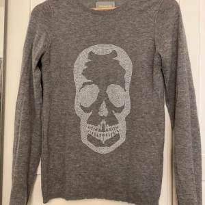 Zadig et Voltaire Tröja - 100% Kashmir - jätteskön! Inga defekter. Köps via Plick (billigare frakt) pris kan diskuteras!! Står ingen storlek men passar en S och mindre.