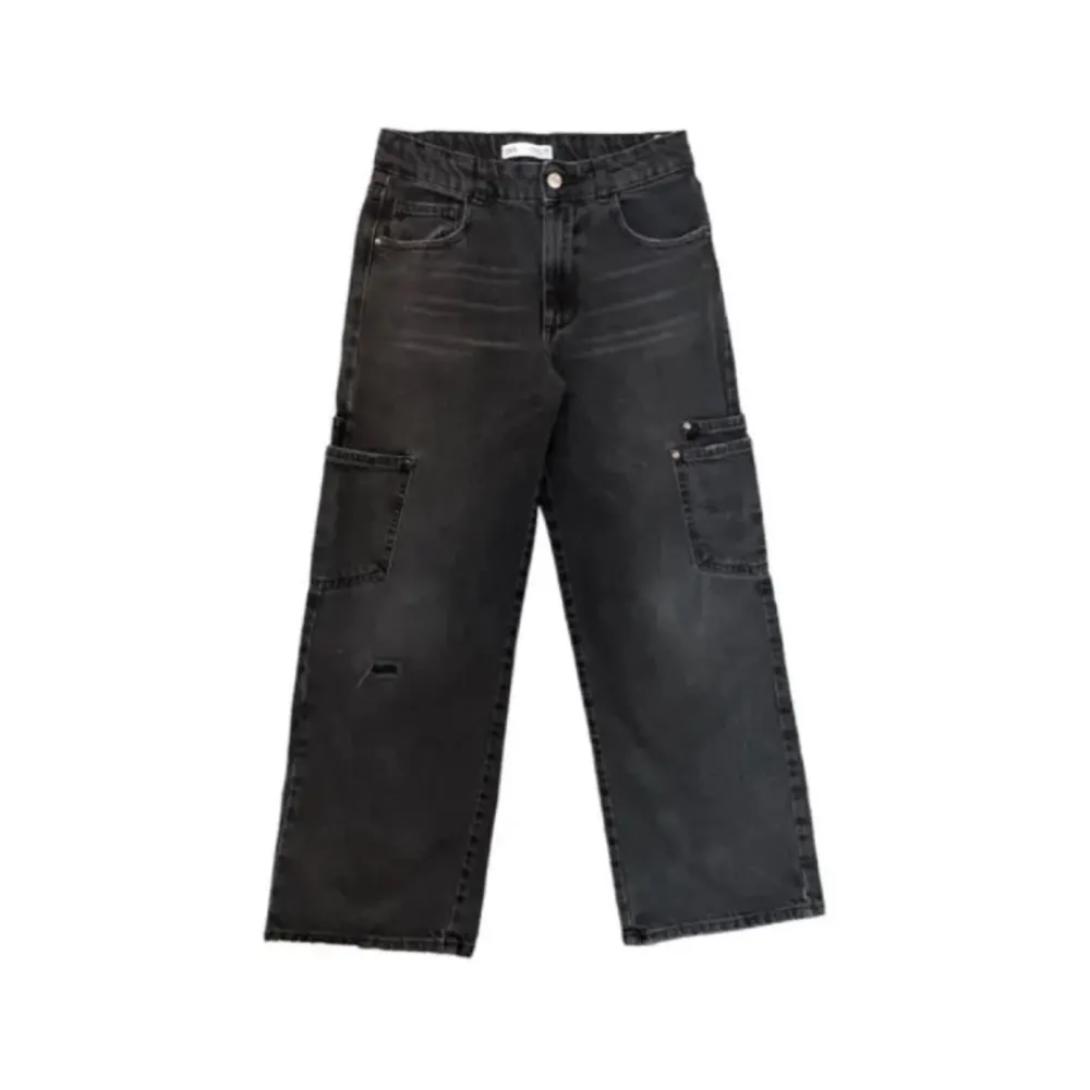 svarta cargo jeans från zara som är köpta på Plick! Säljer för att de inte passade och skulle säga att de passar en xxs-xs om man vill att de ska sitta baggy. S kan också funka men sitter kanske inte lika bra!. Jeans & Byxor.