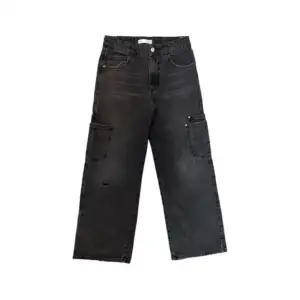 svarta cargo jeans från zara som är köpta på Plick! Säljer för att de inte passade och skulle säga att de passar en xxs-xs om man vill att de ska sitta baggy. S kan också funka men sitter kanske inte lika bra!
