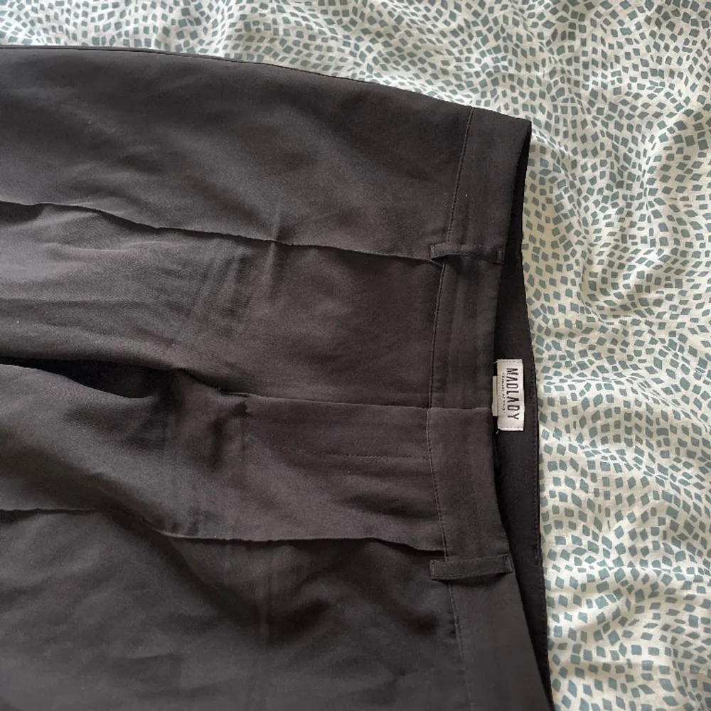 Ett par svarta kostymbyxor från madlady.se modell är low waist har använt två gånger . Jeans & Byxor.