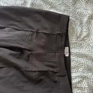 Ett par svarta kostymbyxor från madlady.se modell är low waist har använt två gånger 