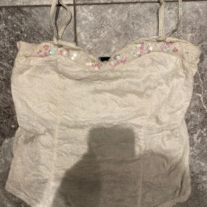 Topp stl.Xs - Fin vit topp från Ax Paris. Säljer pga stor garderobrensning. Kika gärna på mina andra annonser, säljer mycket. Samfraktar gärna:)