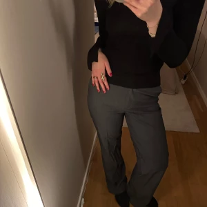 Gråa kostymbyxor - Super snygga gråa kostymbyxor ifrån bikbok🤩