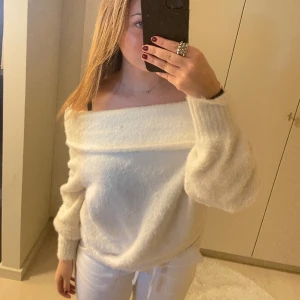Stickad tröja  - Vit stickad off shoulder tröja 