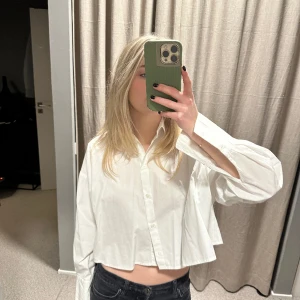 Croppad skjorta från Gina Tricot!  - Croppad vit skjorta från Gina tricot i storlek 32!🤍