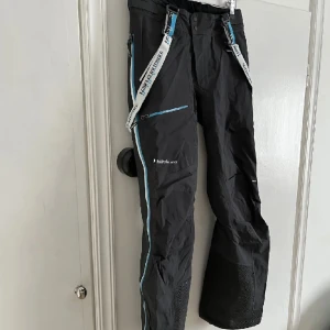 Peak performance täckbyxor  - I toppenskick! Bilder lånade av förra säljaren, säljer då de kom efter min resa så köpte ett par andra istället🥹 