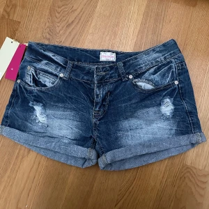 Lowrise jeansshorts - Säljer dessa jeansshorts i strl 40. Aldrig använda. Extremt små i strl så passar 36/38. Prislapp mm finns kvar