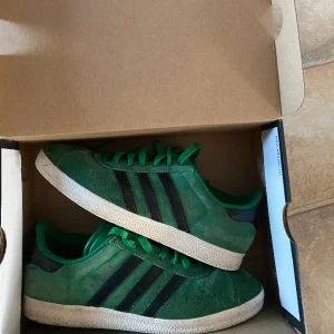Adidas gazelle skor - Det är ett par skor från adidas väldigt fina, skorna använda 2månader, skick 8/10 skriv för fler frågor😊