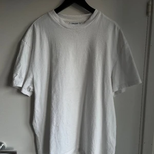 Weekday T-shirt  - Vanlig helvit tshirt från weekday, storlek M men den är en oversize. 
