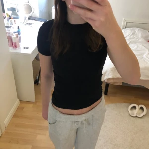 Svart t-shirt  - Helt vanlig svart topp från Bikbok i storlek Xs, kommer inte till användning längre därför vill jag sälja den💕Den är som nyskick.