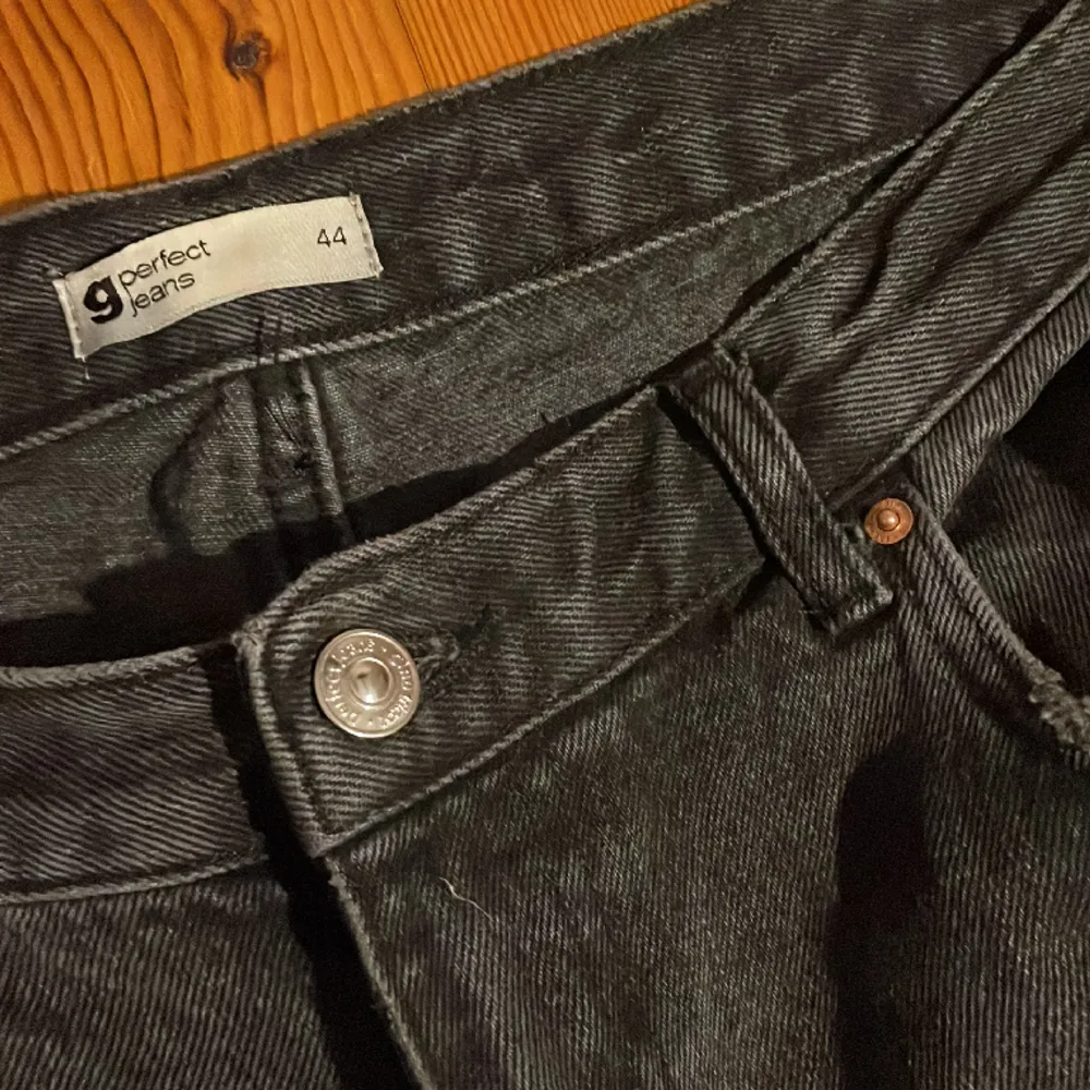 Svarta populära straight lågmidjade jeans från Gina, använda ca 4 gånger . Jeans & Byxor.