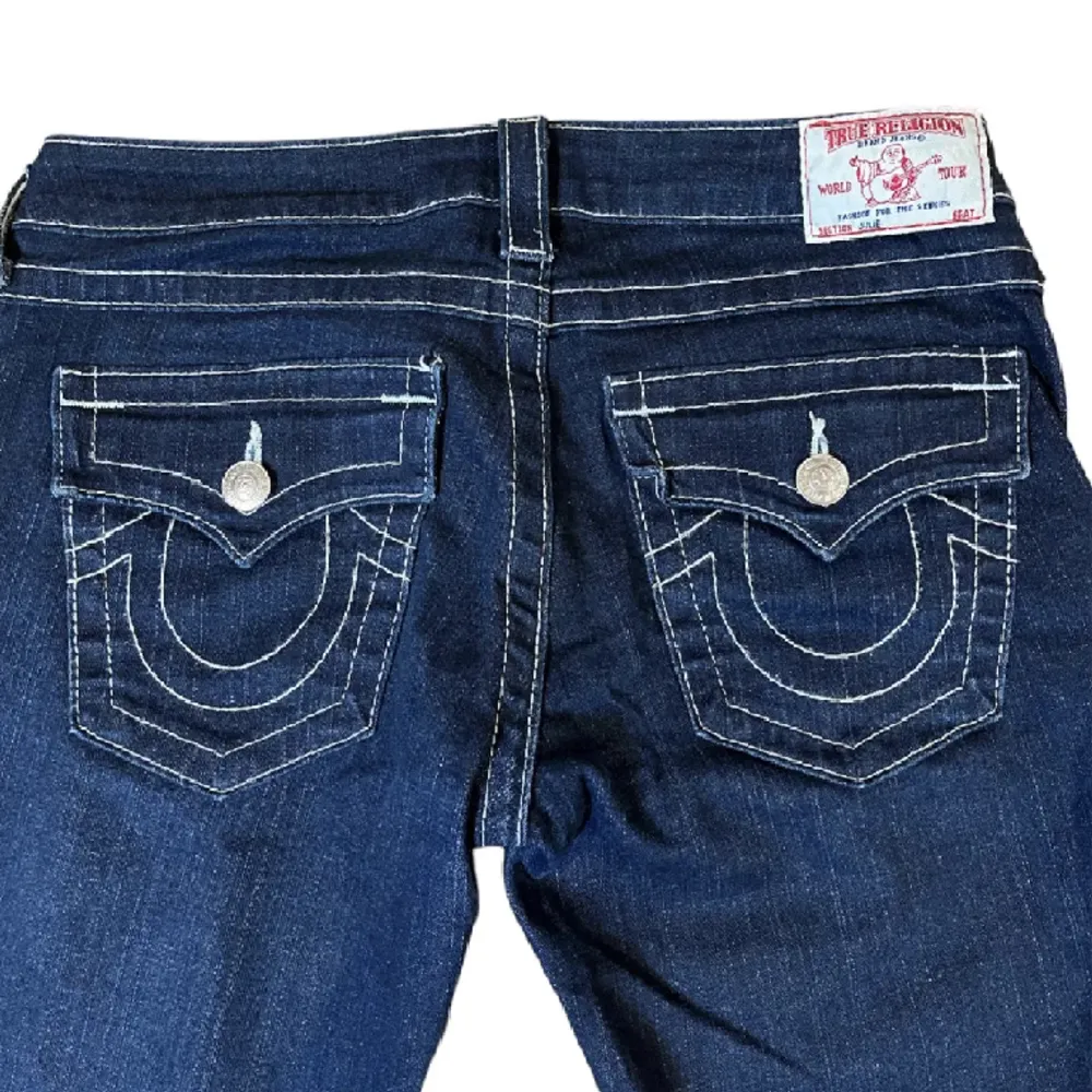 True religion jeans i nyskick, modellen ”Julie”, tyvärr för stora för mig. Storlek:28 Midjemått:40cm Innerbenslängd:75cm Grenlängd:20cm Pris:529kr . Jeans & Byxor.