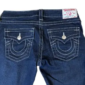 True religion jeans i nyskick, modellen ”Julie”, tyvärr för stora för mig. Storlek:28 Midjemått:40cm Innerbenslängd:75cm Grenlängd:20cm Pris:529kr 