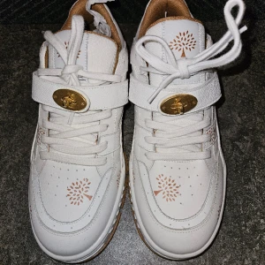 Axel Arigato x Mulberry sneakers, 42, herr - Säljer ett par grymt snygga sneakers från Axel Arigato x Mulberry. Limiterad upplaga. Helt nya ock oanvända.