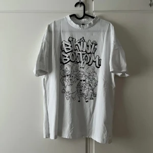 T-shirt - Använd endast 1 gång, säljs inte längre, står storlek XS men passar även S då tröjan är Oversized💗