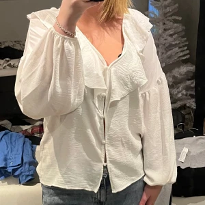 Blus - En vit blus ifrån boohoo. Aldrig använd då den ej kom till användning helt enkelt 
