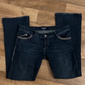 Rock & Republic jeans  - Rock & Republic jeans säljes, dom lågmidjade och dom är i bra skick men dom saknar bara vissa små silver taggar som man kan se på andra bilden, det går att buda😊