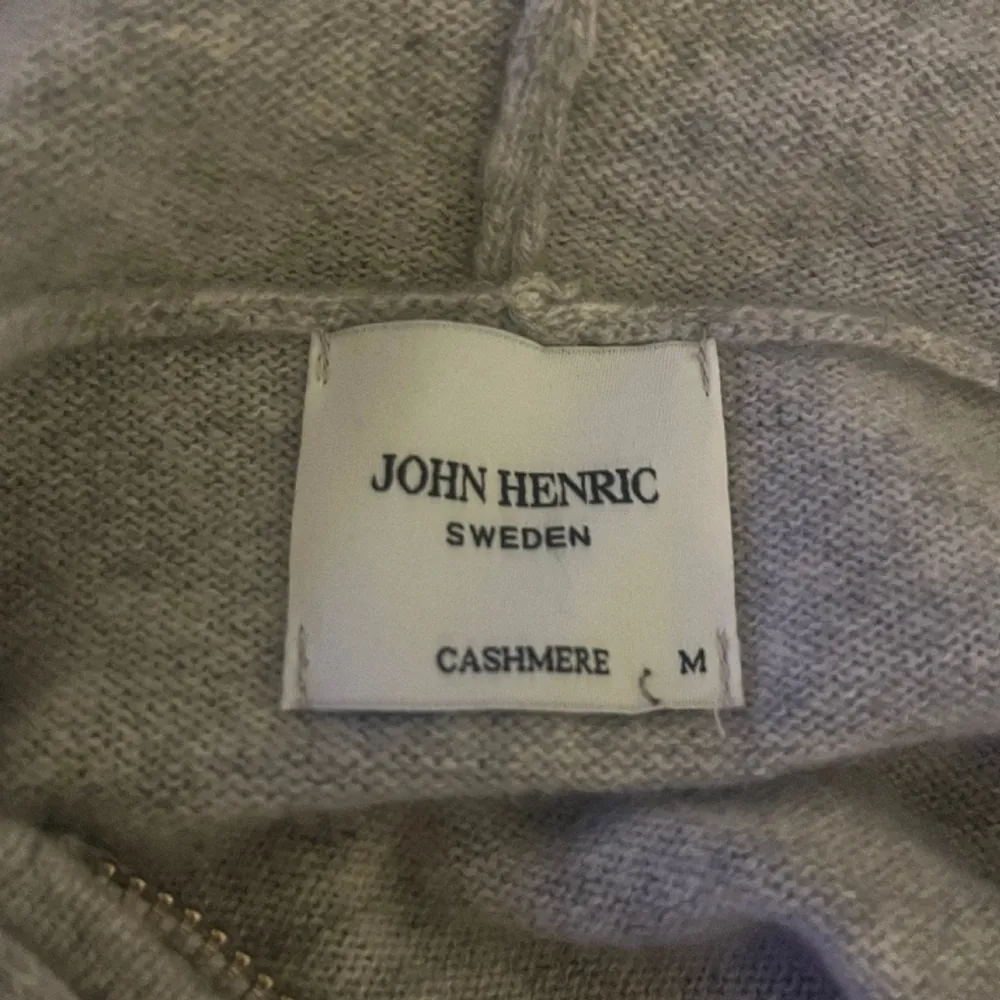 Tja, säljer nu min 100% Kashmir tröja från John Henric. Tröjan är köpt för 2199, mitt pirs ligger på 1799(går att diskutera vid snabb affär) mvh. Hoodies.