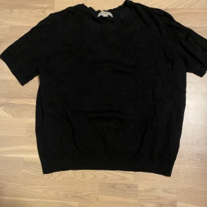 Stickad T-shirt  - Svart stickad T-shirt från H&M Köparen står för frakten💗