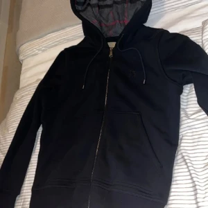 Burberry hoodie - Fin bureberry hoodie, bra skick och sitter jättebra. Köparen står för frakten! 