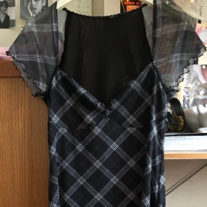 Rutig klänning - Rutig klänning från HM ♡ lapparna är bortklippta men utöver det- bra skick ♡