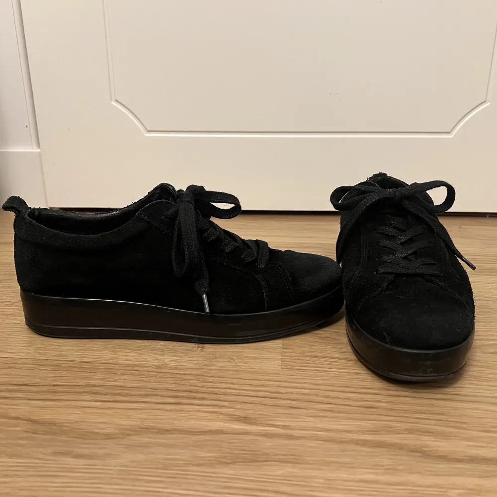 Svarta mocka sneakers. Ordinarie pris 1000kr. Endast sulan är lite sliten. Mocka lädret är i inköps skick. Jätte fina skor. . Skor.