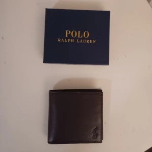 Ralph lauren plånka - Tjenare, nu säljer jag denna stilrena raffe plånkan för ett förmånligt pris. Säljer då jag fick i julklapp men råka få en till av en annan person. Nypris: ca 700kr. Plånboken är aldrig använd och i nyskick. Skriv gärna vid frågor och funderingar😁
