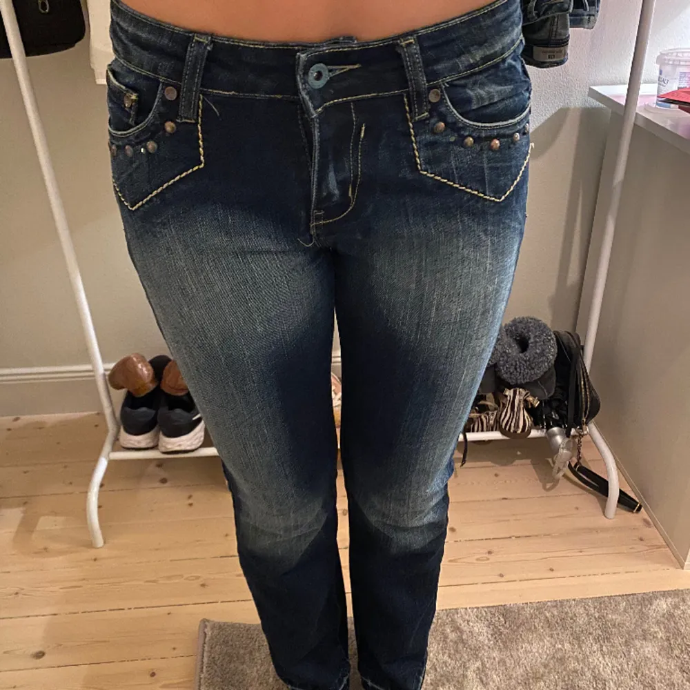Supertrendiga lågmidjade jeans med detaljer på fickor bak och fram! Midjemåttet är 82cm💕. Jeans & Byxor.