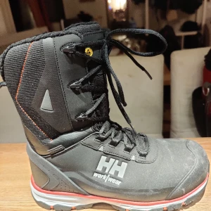 Helly Hansen höga vinterskor - Höga Helly Hansen vinterskor, andvända en dag. Storlek 42  Nypris 2100-2600